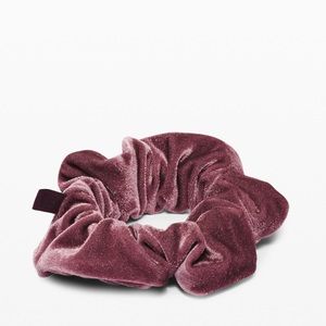 Lululemon Uplifting Scrunchie NWT Velvet